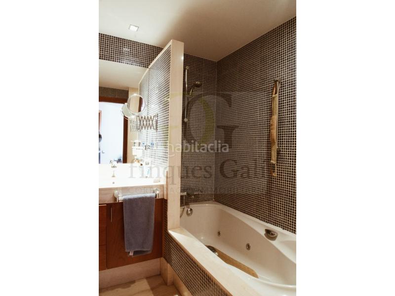 Foto 774ec214-fab9-4297-ae2f-819e7ec0a364. Dúplex exclusivo dúplex invertido en el centro con terraza de 90m, tres plazas de aparcamiento y tres trasteros. en Manresa