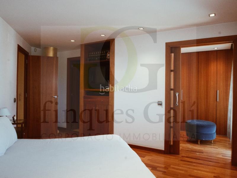 Foto 8ab8e506-845d-49f5-bafa-9bb7b5daa626. Dúplex exclusivo dúplex invertido en el centro con terraza de 90m, tres plazas de aparcamiento y tres trasteros. en Manresa