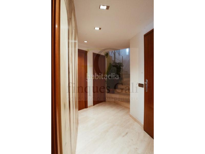 Foto 99b882ec-8b53-4749-b7df-23004c5c2091. Dúplex exclusivo dúplex invertido en el centro con terraza de 90m, tres plazas de aparcamiento y tres trasteros. en Manresa