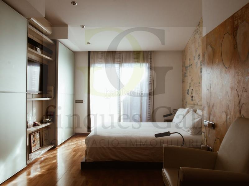 Foto 9bded745-ddd2-447c-b55b-63befbeb1b5a. Dúplex exclusivo dúplex invertido en el centro con terraza de 90m, tres plazas de aparcamiento y tres trasteros. en Manresa