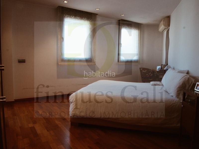 Foto a7570b0e-983b-461a-8fa2-24136803d7ae. Dúplex exclusivo dúplex invertido en el centro con terraza de 90m, tres plazas de aparcamiento y tres trasteros. en Manresa