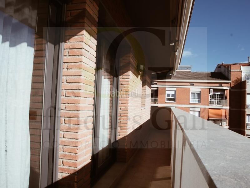 Foto b2de72d0-0129-444d-ac20-d90546f43d7c. Dúplex exclusivo dúplex invertido en el centro con terraza de 90m, tres plazas de aparcamiento y tres trasteros. en Manresa