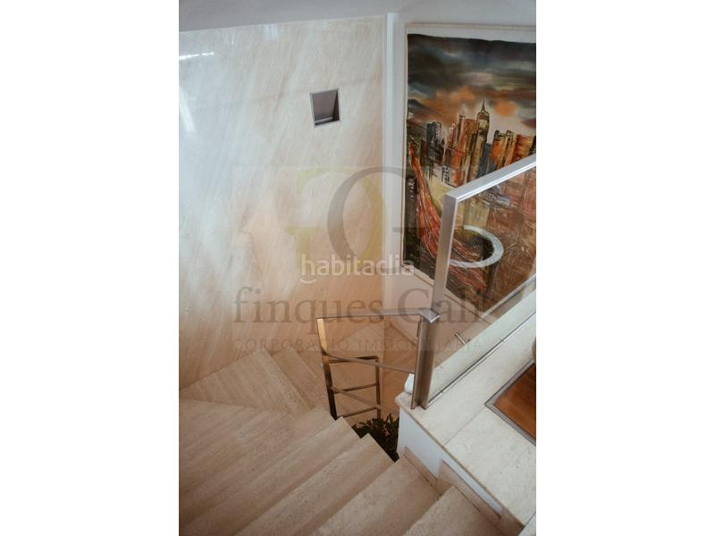 Foto bb9ac265-b8f4-4aba-b573-4d4b72cd6367. Dúplex exclusivo dúplex invertido en el centro con terraza de 90m, tres plazas de aparcamiento y tres trasteros. en Manresa