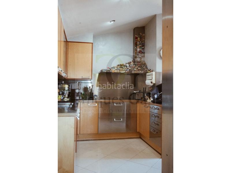 Foto c55d0e6e-4f0e-4fe9-b31f-e45e930b0325. Dúplex exclusivo dúplex invertido en el centro con terraza de 90m, tres plazas de aparcamiento y tres trasteros. en Manresa