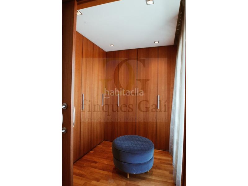 Foto cb3e1cab-787e-4ce0-9765-414e440f8d21. Dúplex exclusivo dúplex invertido en el centro con terraza de 90m, tres plazas de aparcamiento y tres trasteros. en Manresa