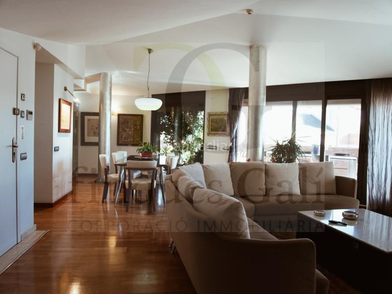Foto e084d702-57d9-42c6-b7d9-e3dd2590080d. Dúplex exclusivo dúplex invertido en el centro con terraza de 90m, tres plazas de aparcamiento y tres trasteros. en Manresa