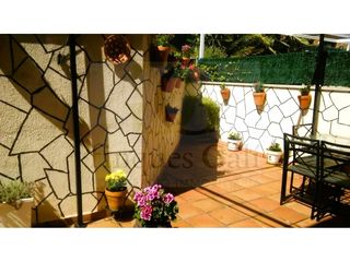 Maison  Calle escoles. Casa de 205 m con terraza, chimenea y garaje para 3 coches