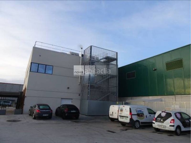 Foto b57bb41d-41e3-4460-b2cd-f78d421f8332. Nau industrial a Torelló