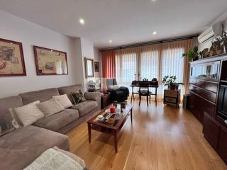 House in Tona. Casa con localnegocio en la planta baja en venta