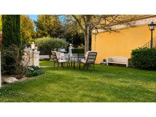 Casa a Tona. Casa en venta en tona con amplios espacios y jardín