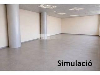 Miete Geschäftsraum in Tona. Alquiler de local comercial espacioso en tona