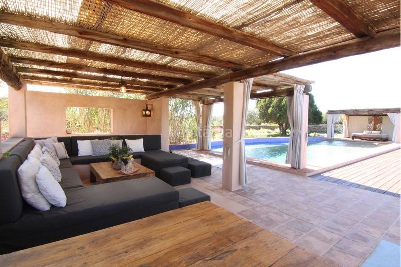 Foto 722cab00-b85a-44ec-b3c5-0100cad4522c. Masia amb xemeneia aparcament piscina a Formentera