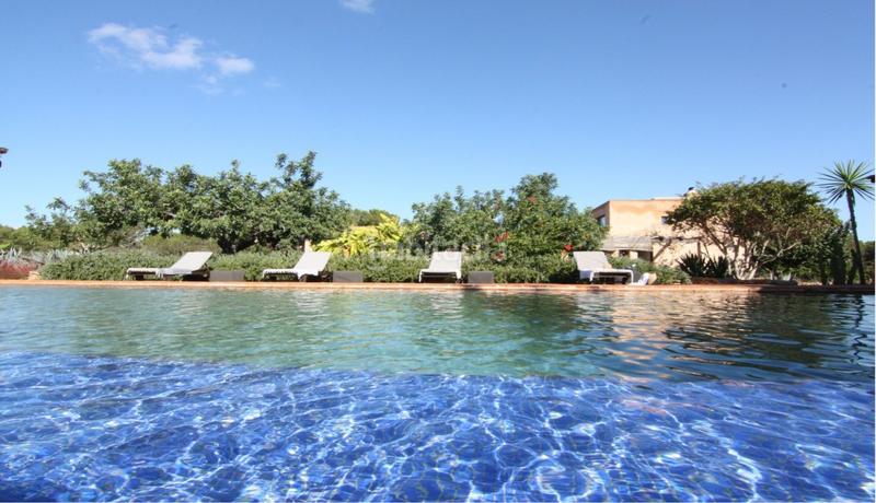 Foto ef1d2fce-8070-4644-aa25-5742f34dabb9. Masia amb xemeneia aparcament piscina a Formentera
