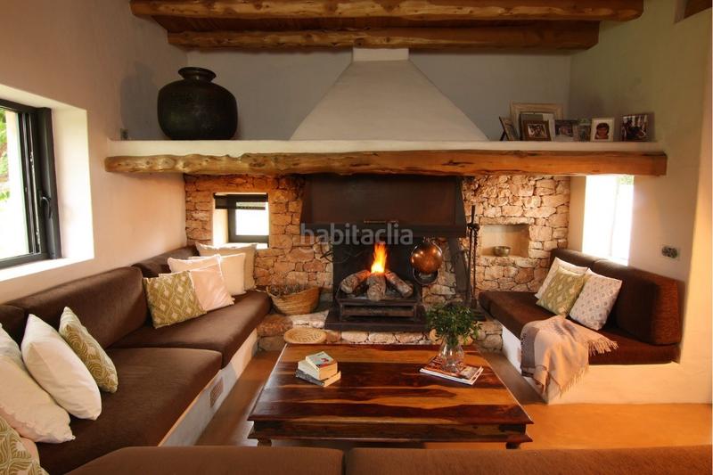 Foto f108c60f-a386-40b0-ae09-458e013b41e7. Masia amb xemeneia aparcament piscina a Formentera