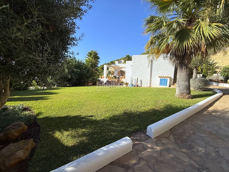 Foto 8095b499-d644-4ec6-8ce1-402351c7c0bf. Casa aparellada amb calefacció aparcament a Santa Eulària des riu Santa Eulària