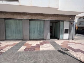 Alquiler Local Comercial  Avinguda d'isidor macabich. Local con mucha luz por ser todo acristalado y abierto con lo qu