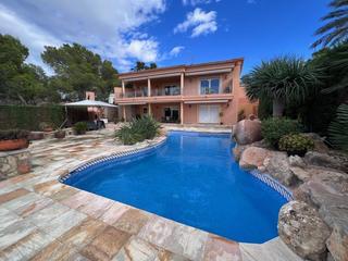 Xalet a Roca Llisa. Villa con piscina privada en la prestigiosa urbanizacin de  roc