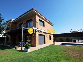 Casa  Calle montseny. 5 habitaciones con ascensor, parking, piscina, calefacción y air