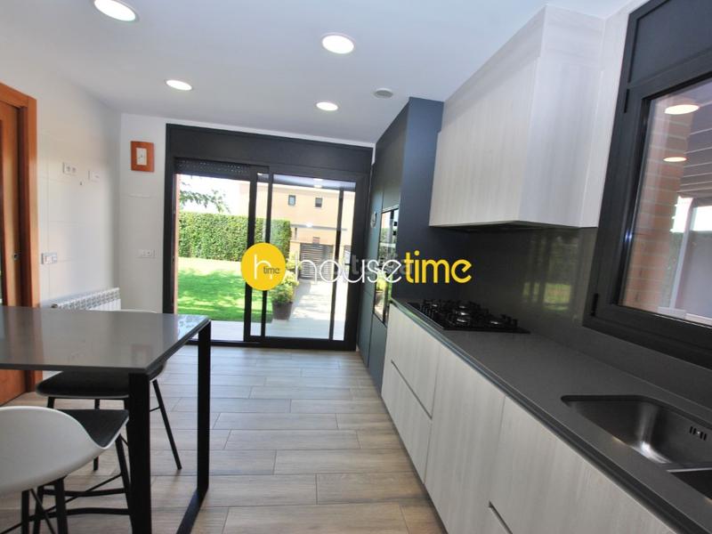 Foto e0acca04-e968-4c94-a5cc-121c1563ecc2. Casa 5 habitaciones con ascensor, parking, piscina, calefacción y aire acondicionado en Cabrera de Mar