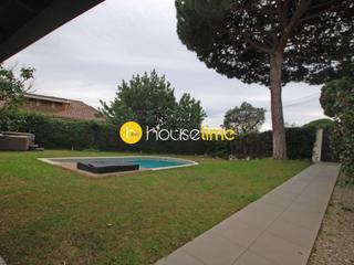 Haus in Cabrera de Mar. Casa con gran piscina en parcela llana de 1059m2.