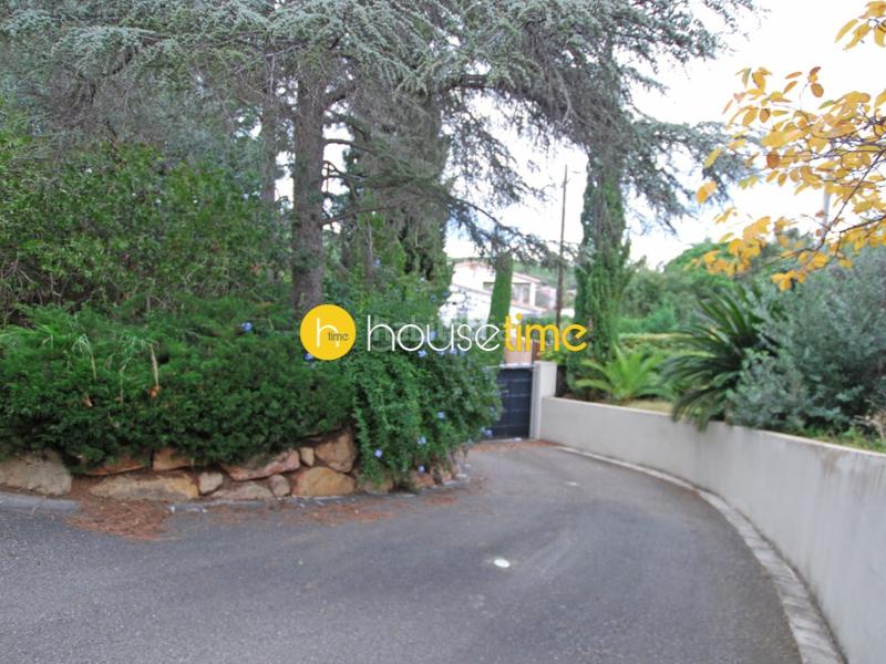 Foto e80259cd-9a21-4d9a-8edf-4ee8c308ee55. Casa  con gran piscina en parcela llana de 1059m2. en Cabrera de Mar