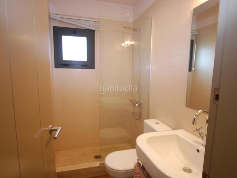 Foto f1bf22b9-ffb2-429e-b1f9-7f5d3bcf4f7b. Casa  con gran piscina en parcela llana de 1059m2. en Cabrera de Mar