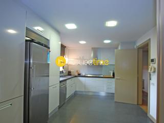 Maison à Cabrera de Mar. Casa de 319m2 construidos con gran piscina en parcela llana de 1