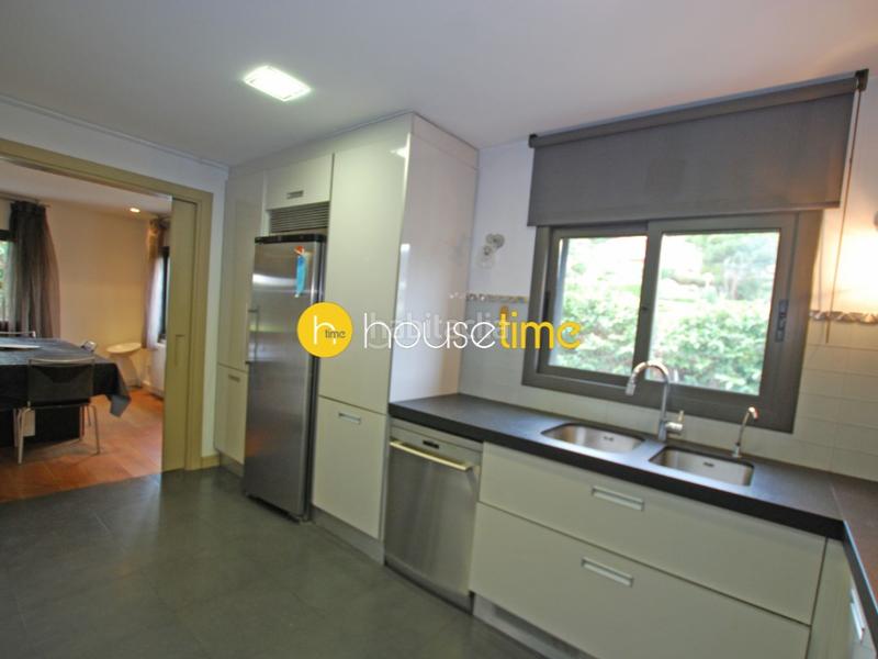 Foto 466f952a-c923-4c16-890f-35a4eba021de. Casa  de 319m2 construidos con gran piscina en parcela llana de 1059m2. en Cabrera de Mar