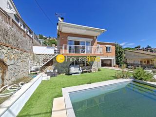 Casa in Alella. Casa con piscina con vistas mar distribuida en 2 plantas