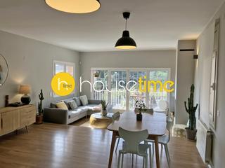Haus in Alella. Casa con piscina con vistas mar distribuida en 2 plantas