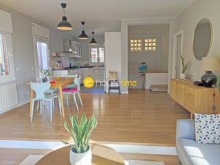 Casa a Alella. Casa con piscina con vistas mar distribuida en 2 plantas