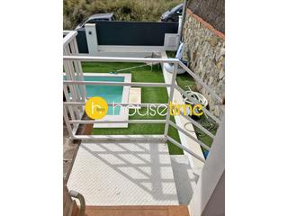 Casa en Alella. Casa con piscina con vistas mar distribuida en 2 plantas