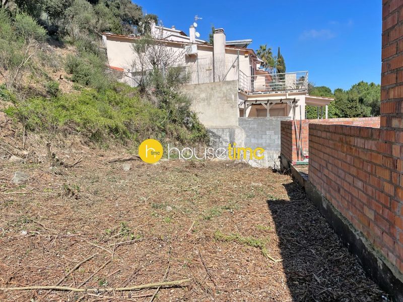 Foto a43a4963-fa07-44ae-8d18-d696757eb0b5. Casa amb aparcament a Alella