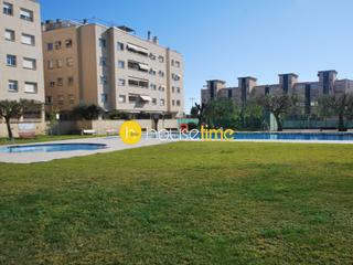 Location Appartement à La Xinesca. Junto al mar, piscina y parquing.