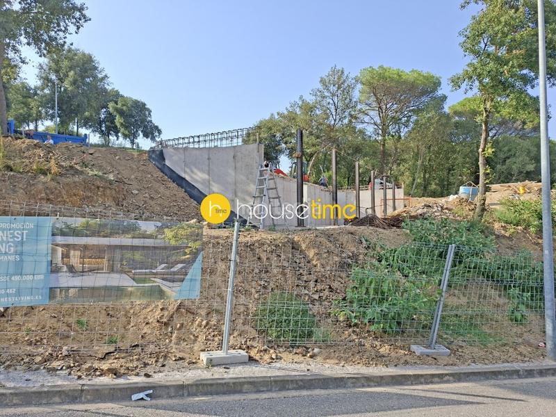Foto 42c0e59d-c095-4bab-ac59-2dc04279ee4c. Casa adosada obra nueva! dos adosadas con forma cubica con piscina privada. en Vallromanes