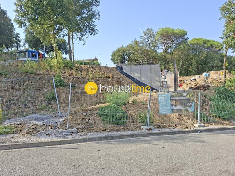 Foto 88385c27-734a-4fca-b5bb-0c116c6bb2a4. Casa adosada obra nueva! dos adosadas con forma cubica con piscina privada. en Vallromanes