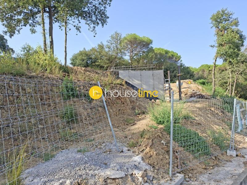 Foto f1c0a0ac-b9ac-418c-a04d-0a22eecd076d. Casa adosada obra nueva! dos adosadas con forma cubica con piscina privada. en Vallromanes