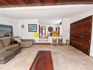 Maison à Centre. Casa a cuatro vientos en el centro de la población
