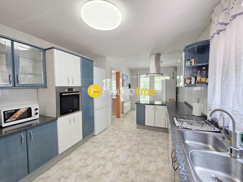 Foto 072f99cb-a280-4347-923c-31ea1df424ea. Casa amb aparcament a Cabrils