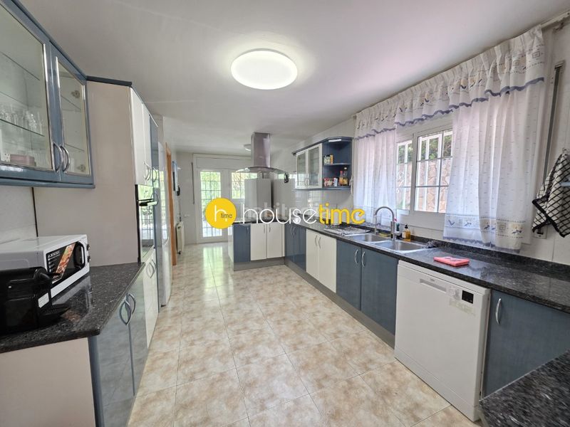 Foto b48798c1-fe31-4510-8bed-657a469fc62f. Casa amb aparcament a Cabrils