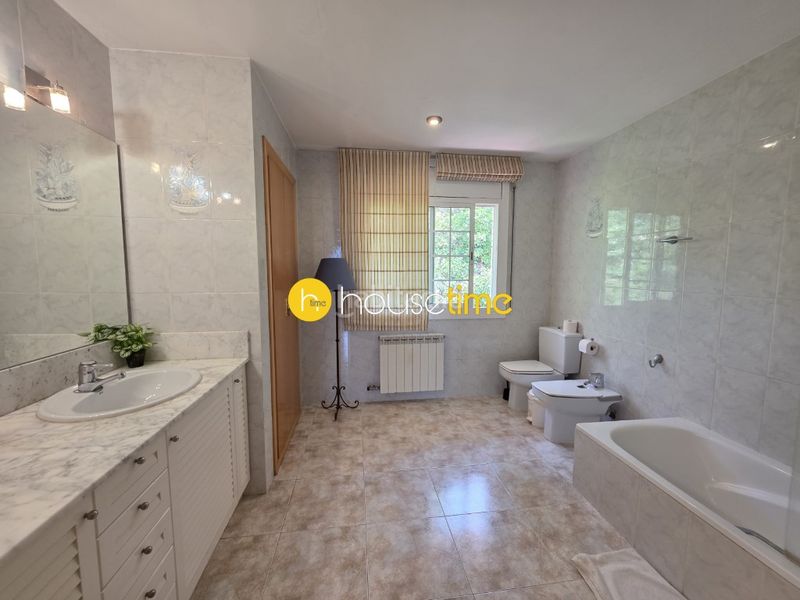 Foto f8db96f0-0ca4-488e-b588-3a03957c937a. Casa amb aparcament a Cabrils