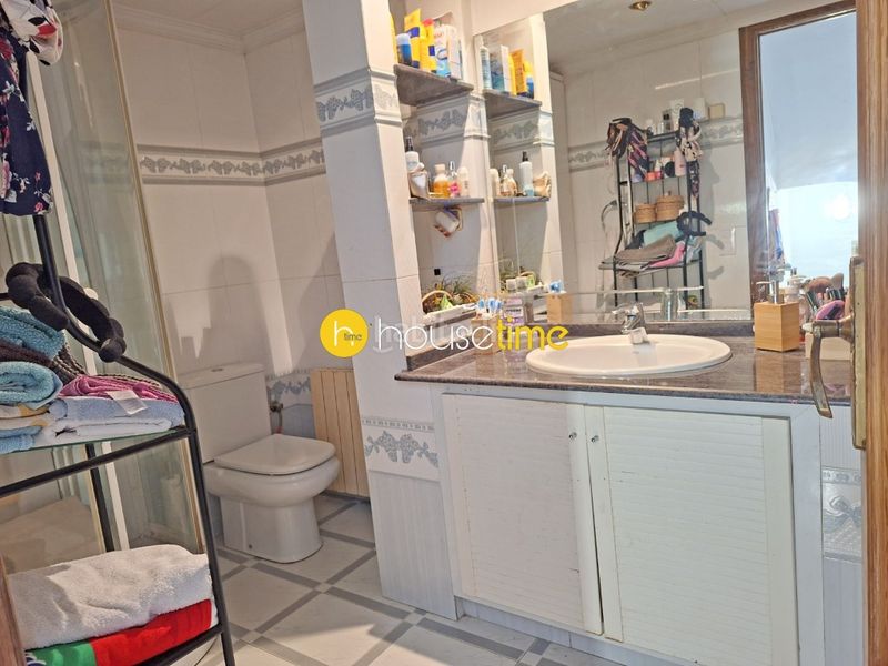 Foto c30c61ae-2e7c-4f11-b764-b2a684eb3ae6. Casa amb aparcament a Canet de Mar