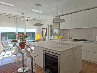 Haus in Califòrnia-Santa Madrona. Casa señorial con vistas mar y piscina rodeada de elegantes resi