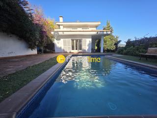 Haus in Sant Cebrià de Vallalta. Casa con piscina y vistas mar