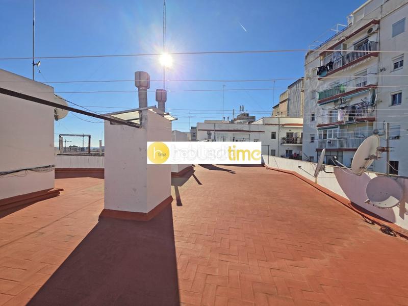 Foto 6447361f-6776-4f11-a4a1-74889e511995. Àtic a Sant Crist Badalona