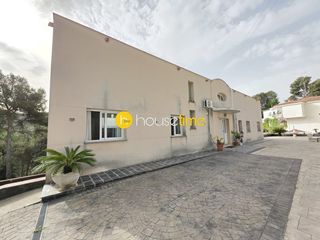 Casa a Urbanitzacions. Casa dividida en tres pisos