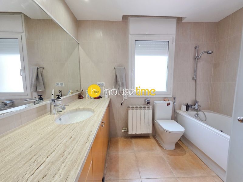 Foto daadf956-9bf3-4afc-af7c-607ecb142ae9. Casa amb aparcament a Urbanitzacions Argentona