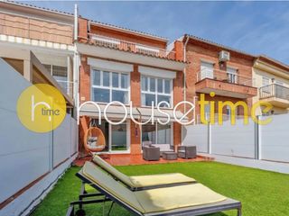 Maison jumelée à Vilassar de Dalt. Casa adosada con vistas, jardín, terraza y parking.