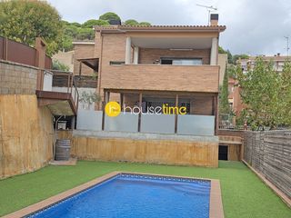 Casa a Cerdanyola Nord. Exclusiva propiedad para dos familias con entradas independiente
