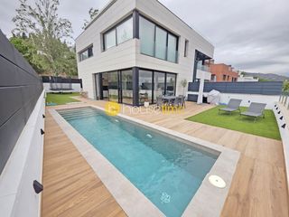 Casa aparellada a Tiana. Espectacular casa a tres vientos de diseño contemporáneo con vis
